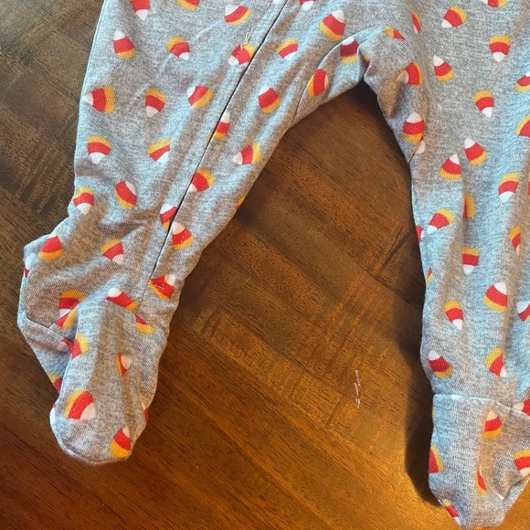 NWT Halloween Candy Corn Sleep n Play Zip up Sleeper 0-3 Months - Picture 6 of 6